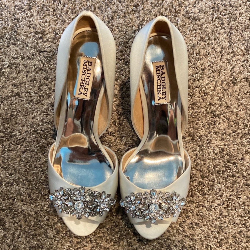 Elegant heels with a shine!
